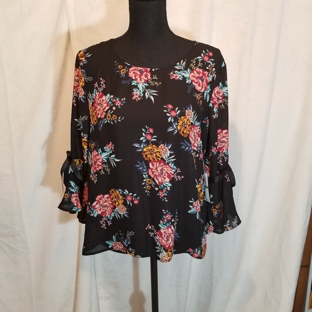 Lily Black floral 3/4 bell sleeve blouse
